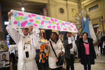 Buenos Aires, Argentina.- En las fotos tomadas el 26 de septiembre del 2023, el arzobispo de Buenos Aires, monseñor Jorge García Cuerva, celebró en Plaza Constitución una misa en solidaridad con las víctimas de trata de personas, con el lema "Por una sociedad sin esclavos ni excluidos". Se trata de una tradicional celebración que ya lleva 16 años consecutivos y que fue impulsada en sus inicios por el entonces arzobispo porteño Jorge Bergoglio, hoy papa Francisco.