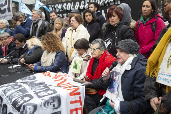 Buenos Aires, Argentina.- En la foto tomada el 4 de septiembre de 2023, el Encuentro Memoria, Verdad y Justicia, que nuclea a organizaciones de derechos humanos, políticas, sociales, sindicales y estudiantiles, repudió hoy frente a la Legislatura porteña la actividad prevista para esta tarde por la candidata a vicepresidenta por la Libertad Avanza (LLA), Victoria Villarruel, para 'homenajear a las víctimas del terrorismo'.