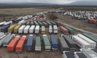 Mendoza, Argentina.- In the photos taken on September 8, 2023, more than 9,000 trucks wait to cross the Cristo Redentor Pass to both sides of the Andes Mountains, in a crossing that has already been closed for 58 days so far this year. year, as confirmed by the Border Committee in a statement. Daniel Galdeano, head of that organization, highlighted that this prolonged disabling of the border crossing in the middle of the winter season is an unusual and worrying fact.