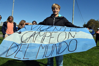 Viedma, Argentina.- In the photos taken on September 12, 2023, the young paddler Vicente Vergauven was received in the Rio Negro city of Viedma after winning two gold medals in the world championship of the canoeing marathon category in Denmark. Vergauven became the first Viedmense to win two gold medals in the same competition and marked the podium for the Argentine delegation in Vejen, Denmark.