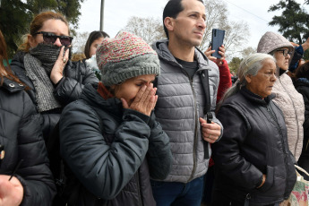 Buenos Aires, Argentina.- En las fotos tomadas el 6 de septiembre del 2023, familiares y amigos despidieron los restos de Silvina Luna en el Panteón de Actores del Cementerio de Chacarita en Buenos Aires. A casi una semana de su muerte, se realizó la despedida a la modelo y actriz Silvina Luna que falleció el jueves pasado a los 43 años tras las complicaciones de salud que le produjo una intervención estética y mala praxis del cirujano Aníbal Lotocki en 2011.