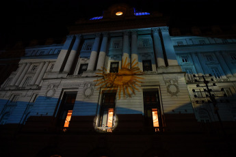 Buenos Aires, Argentina.- En las fotos tomadas el 10 de septiembre del 2023, durante un emotivo espectáculo audiovisual en la explanada del Centro Cultural Kirchner (CCK), donde artistas de Argentina y Chile interpretaron grandes obras de la música popular trasandina, ante un público que acompañó con banderas, velas y hasta un altar en memoria de los desaparecidos en dictadura al cumplirse 50 años del golpe cívico-militar contra el gobierno democrático de Salvador Allende en Chile.