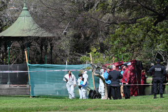 Buenos Aires, Argentina.- En las fotos tomadas el 25 de septiembre del 2023, el cadáver de un hombre mayor de edad fue hallado en uno de los lagos de la zona de los bosques del barrio porteño de Palermo y se investigan las causas del deceso, informaron fuentes policiales. Además, confirmaron que no se encontraron lesiones visibles en el cuerpo.