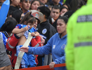 Mendoza, Argentina.- En las fotos tomadas el 17 de septiembre del 2023, durante el partido entre Godoy Cruz y Belgrano por la cuarta fecha de la Zona B de la Copa de la Liga en el Estadio Malvinas Argentinas. Godoy Cruz de Mendoza igualó sin goles con Belgrano de Córdoba en un encuentro marcado por la violencia, ya que hubo incidentes dentro y fuera del estadio. Hubo disparos, gases, corridas, piedrazos y familias amontonadas en la tribuna popular que fueron trasladados a la platea lindante.