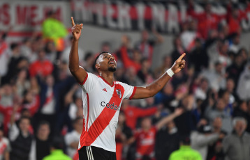 Buenos Aires, Argentina.- En las fotos tomadas el 21 de septiembre del 2023, durante el partido entre River Plate y Atlético Tucumán en el estadio Mas Monumental, en el cierre de la quinta fecha de la Zona A de la Copa de la Liga Profesional. Con el gol de Salomón Rondón, River Plate venció a Atlético Tucumán 1-0, salvó su histórico registro de victorias en el Monumental y evitó quedar en cero en casa por primera vez en la era Martín Demichelis.