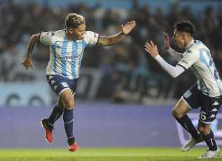 Buenos Aires, Argentina.- En las fotos tomadas el 3 de septiembre del 2023, Racing Club y Estudiantes de La Plata se enfrentaron en el estadio Presidente Perón, de la localidad bonaerense de Avellaneda, en un encuentro válido por la tercera jornada de la Zona B de la Copa de la Liga Profesional. Racing se repuso del tropiezo en la Copa Libertadores, venció 2-1 a Estudiantes, con goles de Gonzalo Piovi y Juanfer Quintero. Méndez, de penal, sobre el final, descontó para la visita.