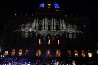 Buenos Aires, Argentina.- En las fotos tomadas el 10 de septiembre del 2023, durante un emotivo espectáculo audiovisual en la explanada del Centro Cultural Kirchner (CCK), donde artistas de Argentina y Chile interpretaron grandes obras de la música popular trasandina, ante un público que acompañó con banderas, velas y hasta un altar en memoria de los desaparecidos en dictadura al cumplirse 50 años del golpe cívico-militar contra el gobierno democrático de Salvador Allende en Chile.