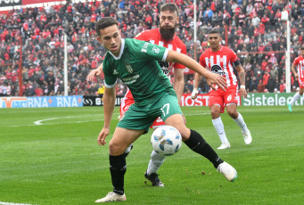 Córdoba, Argentina.- En las fotos tomadas el 3 de septiembre del 2023, durante el partido entre Banfield e Instituto de Córdoba en encuentro válido por la tercera fecha de la zona A de la Copa de la Liga Profesional de Fútbol de Primera División en el Estadio Monumental Presidente Perón. Banfield se encontró con un agónico gol en tiempo de descuento con una gran definición de Gerónimo Rivera y superó a Instituto de Córdoba por 1 a 0.