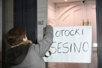 Buenos Aires, Argentina.- En las fotos tomadas el 6 de septiembre del 2023, muestra una concentración pacífica protagonizada por decenas de personas y varias figuras mediáticas, que se manifestaron frente a la vivienda del cirujano Aníbal Lotocki, donde pidieron "Justicia para Silvina Luna y todas las víctimas". En su gran mayoría había mujeres, pero también hombres que manifestaron su dolor y su indignación ante la muerte de Silvina Luna y Mariano Caprarola, ocurridas en el término de las últimas dos semanas.