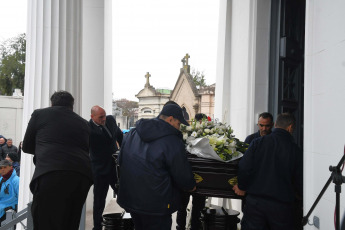 Buenos Aires, Argentina.- En las fotos tomadas el 6 de septiembre del 2023, familiares y amigos despidieron los restos de Silvina Luna en el Panteón de Actores del Cementerio de Chacarita en Buenos Aires. A casi una semana de su muerte, se realizó la despedida a la modelo y actriz Silvina Luna que falleció el jueves pasado a los 43 años tras las complicaciones de salud que le produjo una intervención estética y mala praxis del cirujano Aníbal Lotocki en 2011.