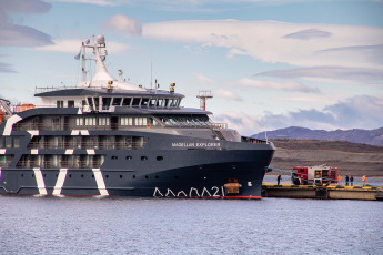 Tierra del Fuego, Argentina.- En las fotos tomadas el 25 de septiembre del 2023, muestra la ciudad portuaria de Ushuaia, Argentina. El gobierno de Tierra del Fuego dio por iniciada la temporada de cruceros turísticos 2023/2024 y anunció que se espera un período récord con 548 recaladas y 195 mil cruceristas que arribarán al puerto de la ciudad.