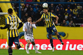 Rosario, Argentina.- En las fotos tomadas el 3 de septiembre del 2023, durante el partido entre Rosario Central y Talleres, de Córdoba en el Gigante de Arroyito, por la tercera fecha de la Zona A de la Copa de la Liga. Rosario Central venció 2 a 0 a Talleres. Los goles fueron convertidos por los volantes ofensivo Jaminton Campaz e Ignacio Malcorra, en el final del primer tiempo.