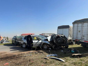 Córdoba, Argentina.- Photos taken on September 11, 2023 show a multiple crash on provincial route 13, between Villa del Rosario and Luque, in the Córdoba department of Río Segundo. Two people died in accidents that occurred on provincial route 13, between the Córdoba towns of Villa del Rosario and Luque, and on the Rosario-Córdoba highway, where at least 30 vehicles collided in a chain, and both crashes were caused by a cloud of land caused by strong winds that blew in those areas of the country.