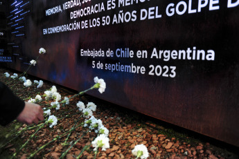 Buenos Aires, Argentina.- En las fotos tomadas el 5 de septiembre del 2023, la embajada de Chile en Buenos Aires, en el marco de la conmemoración de los 50 años del golpe militar en Chile, y la celebración de los 40 años del retorno de la democracia en la Argentina, inauguró un Memorial Conmemorativo, levantado en uno de los muros exteriores de esa sede diplomática, con los nombres de 101 detenidos desaparecidos y ejecutados políticos chilenos en la Argentina.