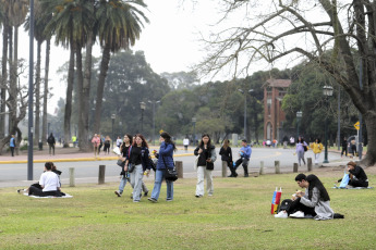 Buenos Aires, Argentina.- In the photos taken on September 22, 2023, they show the streets of Buenos Aires during the beginning of spring. Part of South America is beginning to experience a major surge of heat and will reach its peak towards the weekend, with extreme temperatures in Paraguay, southern Brazil and northern Argentina. The north wind will promote a marked rise in temperature in the national territory, expecting the highest temperature records that can be observed in this region for this time of year.