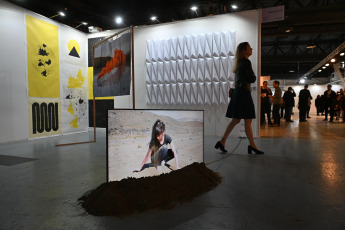 Buenos Aires, Argentina.- En las fotos tomadas el 3 de septiembre del 2023, más de 40.000 personas visitaron una nueva edición de arteba, la feria de arte contemporáneo que cerró este domingo sus puertas en Centro Costa Salguero y que arrojó un balance más que positivo para las galerías participantes, que dieron definiciones como "muy buena edición", "de muy buenas ventas", "superó las expectativas" y "la mejor feria en quince años".