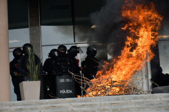 San Luis, Argentina.- En las fotos tomadas el 13 de septiembre del 2023, beneficiarios de planes sociales de San Luis bloquearon accesos y quemaron cubiertas frente a la Legislatura provincial cuando los parlamentarios rechazaron el proyecto que permitía al Ejecutivo local contratarlos como empleados públicos. El proyecto, tenía por objeto incorporar a la administración pública provincial a beneficiarios de planes sociales que prestaban labores en entidad públicas pero no tenían un contrato de trabajo.