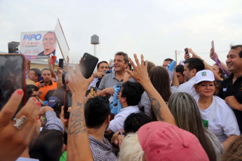 Misiones.- En la foto tomada el 18 de septiembre de 2023, el ministro de Economía y candidato presidencial de Unión por la Patria (UxP), Sergio Massa, volvió a defender el federalismo y el rol del Estado nacional, y en este sentido advirtió que la iniciativa de Javier Milei de eliminar la coparticipación es dejar a las provincias “a la buena de Dios”, sin posibilidad de afrontar las inversiones y los proyectos que tienen en marcha, dijo durante un acto en Misiones.