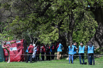 Buenos Aires, Argentina.- En las fotos tomadas el 25 de septiembre del 2023, el cadáver de un hombre mayor de edad fue hallado en uno de los lagos de la zona de los bosques del barrio porteño de Palermo y se investigan las causas del deceso, informaron fuentes policiales. Además, confirmaron que no se encontraron lesiones visibles en el cuerpo.