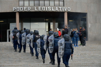 San Luis, Argentina.- En las fotos tomadas el 13 de septiembre del 2023, beneficiarios de planes sociales de San Luis bloquearon accesos y quemaron cubiertas frente a la Legislatura provincial cuando los parlamentarios rechazaron el proyecto que permitía al Ejecutivo local contratarlos como empleados públicos. El proyecto, tenía por objeto incorporar a la administración pública provincial a beneficiarios de planes sociales que prestaban labores en entidad públicas pero no tenían un contrato de trabajo.