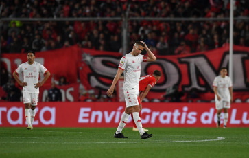 Buenos Aires, Argentina.- En las fotos tomadas el 15 de septiembre del 2023, durante el partido entre Independiente y Huracán por la cuarta fecha de la Copa de la Liga. Independiente venció a Huracán por 1 a 0 para consolidarse en la cima de la Zona A de la Copa de la Liga Profesional y sus hinchas ya empezaron a señalar a este renovado equipo conducido por Carlos Tevez como la "Apacheta".