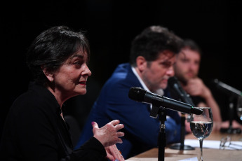 Buenos Aires, Argentina.- En las fotos tomadas el 27 de septiembre del 2023, los autores Gabriela Massuh (izquierda), Rafael Spregelburd (centro) y Mariano Blatt (derecha) unieron sus voces en el auditorio del Malba y dieron comienzo a la décimo quinta edición del Festival Internacional de Literatura Filba, que tendrá lugar hasta el domingo en siete sedes de la ciudad de Buenos Aires. El festival, reunirá una variedad de estudiosos y eventos literarios durante cinco días en la capital argentina.