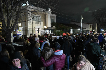 Buenos Aires, Argentina.- En las fotos tomadas el 6 de septiembre del 2023, muestra una concentración pacífica protagonizada por decenas de personas y varias figuras mediáticas, que se manifestaron frente a la vivienda del cirujano Aníbal Lotocki, donde pidieron "Justicia para Silvina Luna y todas las víctimas". En su gran mayoría había mujeres, pero también hombres que manifestaron su dolor y su indignación ante la muerte de Silvina Luna y Mariano Caprarola, ocurridas en el término de las últimas dos semanas.