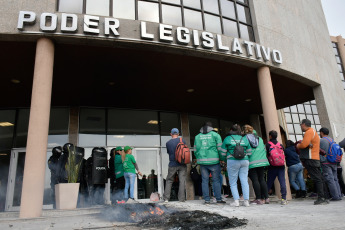 San Luis, Argentina.- En las fotos tomadas el 13 de septiembre del 2023, beneficiarios de planes sociales de San Luis bloquearon accesos y quemaron cubiertas frente a la Legislatura provincial cuando los parlamentarios rechazaron el proyecto que permitía al Ejecutivo local contratarlos como empleados públicos. El proyecto, tenía por objeto incorporar a la administración pública provincial a beneficiarios de planes sociales que prestaban labores en entidad públicas pero no tenían un contrato de trabajo.