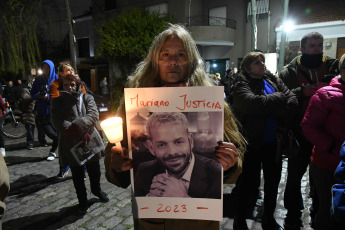 Buenos Aires, Argentina.- En las fotos tomadas el 6 de septiembre del 2023, muestra una concentración pacífica protagonizada por decenas de personas y varias figuras mediáticas, que se manifestaron frente a la vivienda del cirujano Aníbal Lotocki, donde pidieron "Justicia para Silvina Luna y todas las víctimas". En su gran mayoría había mujeres, pero también hombres que manifestaron su dolor y su indignación ante la muerte de Silvina Luna y Mariano Caprarola, ocurridas en el término de las últimas dos semanas.