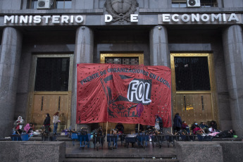 Buenos Aires, Argentina.- In the photos taken on September 21, 2023, the Front of Organizations in Struggle (FOL) along with other social groups carry out a camp in front of the Ministry of Economy, ''In defense of the urbanization of neighborhoods popular and jobs. In that sense, the organizers of the protest reiterated that "they will demand that the Ministry of Economy and Social Development approve the funds to continue carrying out works in popular neighborhoods."