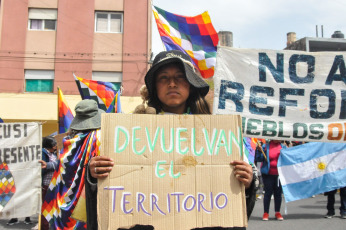 Jujuy, Argentina.- En las fotos tomadas el 18 de septiembre del 2023, comunidades indígenas que integran el Tercer Malón de la Paz marcharon en Jujuy en repudio a la reforma Constitucional y anunciaron que presentarán pedidos a los diferentes bloques legislativos para que se abstengan de sesionar por proyectos vinculados con la iniciativa oficial. La reforma, impulsada por el gobernador Gerardo Morales, fue aprobada y jurada el 20 de junio, cuando se desató una brutal represión policial contra manifestantes que causó numerosos detenidos y heridos.