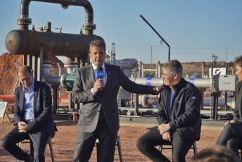 Neuquén, Argentina.- In the photos taken on September 26, 2023, the Minister of Economy and presidential candidate, Sergio Massa (center), during an event at the Vaca Muerta oil pipeline. Massa announced the implementation, from October and extendable until the end of November, of a differential dollar scheme for hydrocarbon exporters in the Vaca Muerta basin and will thus seek to promote the settlement of some USD 1.2 billion.