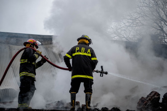 Mar del Plata, Argentina.- En las fotos tomadas el 21 de septiembre del 2023, bomberos y personal de Defensa Civil continúan trabajando luego que un incendio afectara una fábrica de plásticos este miércoles (20) en la ciudad de Mar del Plata, donde ocho dotaciones de bomberos combatieron el fuego sin que se registraran víctimas. Los motivos, tratan de establecerse en ese lugar.