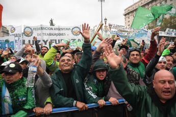 Buenos Aires, Argentina.- En las fotos tomadas el 19 de septiembre del 2023, el movimiento obrero se movilizó al Congreso en apoyo a la eliminación del impuesto a las Ganancias. La CGT y las CTA Autónoma y de los Trabajadores, así como una variada gama de espacios sindicales como la CATT, el Fresimona y la Corriente Federal (CFT), se movilizaron para apoyar el análisis y aprobación del proyecto de ley de eliminación del Impuesto a las Ganancias para la cuarta categoría que se tratará en la Cámara de Diputados.