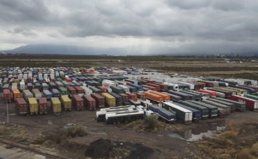 Mendoza, Argentina.- In the photos taken on September 8, 2023, more than 9,000 trucks wait to cross the Cristo Redentor Pass to both sides of the Andes Mountains, in a crossing that has already been closed for 58 days so far this year. year, as confirmed by the Border Committee in a statement. Daniel Galdeano, head of that organization, highlighted that this prolonged disabling of the border crossing in the middle of the winter season is an unusual and worrying fact.