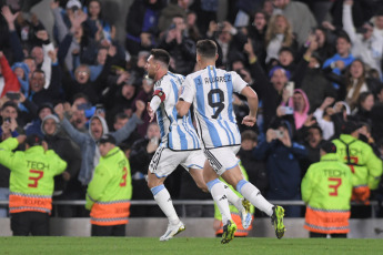 Buenos Aires.- En la foto tomada el 7 de septiembre de 2023, con gol de Lionel Messi de tiro libre, Argentina le gana 1 a 0 a Ecuador. Argentina, el campeón mundial liderado por su capitán Lionel Messi, inicia esta noche su camino hacia la defensa del título en el Mundial 2026 de Estados Unidos, México y Canadá, cuando reciba a Ecuador en el estadio Monumental.