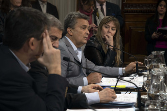 Buenos Aires.- En la foto tomada el 13 de septiembre de 2023, el presidente de la Comisión de Legislación Generl, Daniel Bensusán, durante el debate del proyecto que reforma la Ley de Alquileres que obtuvo hoy dictamen de las Comisiones de Legislación General y de Presupuesto y Hacienda y está lista para ser debatida en una sesión que podría llevarse a cabo la semana que viene.