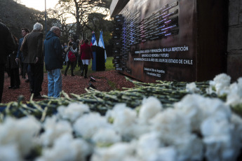 Buenos Aires, Argentina.- En las fotos tomadas el 5 de septiembre del 2023, la embajada de Chile en Buenos Aires, en el marco de la conmemoración de los 50 años del golpe militar en Chile, y la celebración de los 40 años del retorno de la democracia en la Argentina, inauguró un Memorial Conmemorativo, levantado en uno de los muros exteriores de esa sede diplomática, con los nombres de 101 detenidos desaparecidos y ejecutados políticos chilenos en la Argentina.