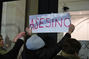 Buenos Aires, Argentina.- En las fotos tomadas el 6 de septiembre del 2023, muestra una concentración pacífica protagonizada por decenas de personas y varias figuras mediáticas, que se manifestaron frente a la vivienda del cirujano Aníbal Lotocki, donde pidieron "Justicia para Silvina Luna y todas las víctimas". En su gran mayoría había mujeres, pero también hombres que manifestaron su dolor y su indignación ante la muerte de Silvina Luna y Mariano Caprarola, ocurridas en el término de las últimas dos semanas.