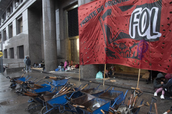 Buenos Aires, Argentina.- In the photos taken on September 21, 2023, the Front of Organizations in Struggle (FOL) along with other social groups carry out a camp in front of the Ministry of Economy, ''In defense of the urbanization of neighborhoods popular and jobs. In that sense, the organizers of the protest reiterated that "they will demand that the Ministry of Economy and Social Development approve the funds to continue carrying out works in popular neighborhoods."