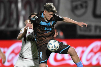 Buenos Aires, Argentina.- In the photos taken on September 14, 2023, during the match between Platense and Lanús in a match valid for the fourth date of Zone B of the League Cup at the Ciudad de Vicente López Stadium. Platense reversed the result against Lanús, won 2-1 and started ahead thanks to Loco Díaz's goal. However, in the second half, Calamar turned the game around with goals from Vázquez and Ocampo. Thus, they achieved their first victory in the League Cup.