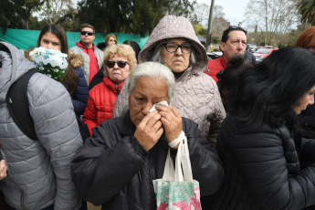 Buenos Aires, Argentina.- En las fotos tomadas el 6 de septiembre del 2023, familiares y amigos despidieron los restos de Silvina Luna en el Panteón de Actores del Cementerio de Chacarita en Buenos Aires. A casi una semana de su muerte, se realizó la despedida a la modelo y actriz Silvina Luna que falleció el jueves pasado a los 43 años tras las complicaciones de salud que le produjo una intervención estética y mala praxis del cirujano Aníbal Lotocki en 2011.