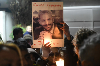 Buenos Aires, Argentina.- En las fotos tomadas el 6 de septiembre del 2023, muestra una concentración pacífica protagonizada por decenas de personas y varias figuras mediáticas, que se manifestaron frente a la vivienda del cirujano Aníbal Lotocki, donde pidieron "Justicia para Silvina Luna y todas las víctimas". En su gran mayoría había mujeres, pero también hombres que manifestaron su dolor y su indignación ante la muerte de Silvina Luna y Mariano Caprarola, ocurridas en el término de las últimas dos semanas.