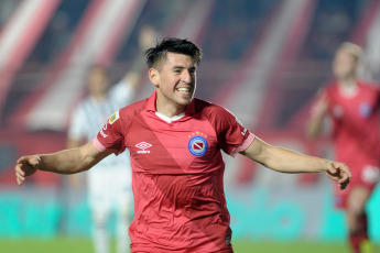 Buenos Aires, Argentina.- En las fotos tomadas el 21 de septiembre del 2023, durante el partido entre Argentinos Juniors y Talleres de Córdoba en el Estadio Diego Armando Maradona por la quinta fecha de la Zona A de la Copa de la Liga. Argentinos logró un importante triunfo ante Talleres, venció 3-1 y se subió a la punta de la Zona A -la comparte con Independiente- de la Copa de la Liga Profesional. El Bicho suma dos victorias consecutivas desde la llegada de Pablo Guede.