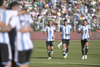 La Paz.- En la foto del 12 de septiembre de 2023, Nicolás Tagliafico festeja el segundo gol del seleccionado argentino, que sin Lionel Messi entre los jugadores disponibles, se enfrenta a su par de Bolivia en el estadio Hernando Siles de La Paz, ubicado a 3.650 metros de altura sobre el nivel del mar, por la segunda fecha de las Eliminatorias sudamericanas para el Mundial 2026.