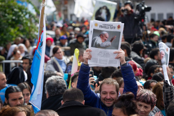 Buenos Aires, Argentina.- En las fotos tomadas el 5 de septiembre del 2023, el Equipo de Curas de villas y barrios populares de Buenos Aires y Gran Buenos Aires participan de una misa "en desagravio por los ultrajes" a la figura del papa Francisco vertidos durante la campaña electoral, en particular por parte del candidato presidencial de La Libertad Avanza (LLA), Javier Milei.