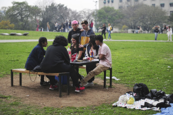 Buenos Aires, Argentina.- En las fotos tomadas el 22 de septiembre del 2023, muestra las calles de Buenos Aires durante el inicio de la primavera. Una gran irrupción de calor comienza a sufrir parte de Sudamérica y alcanzará su esplendor hacia el fin de semana, con temperaturas extremas en Paraguay, el sur de Brasil y el norte de Argentina. El viento norte fomentará un marcado ascenso de temperatura en el territorio nacional, esperando los registros más altos de temperatura que puedan observarse en esta región para esta época del año.