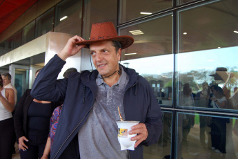 Misiones.- En la foto tomada el 18 de septiembre de 2023, el ministro de Economía y candidato presidencial de Unión por la Patria (UxP), Sergio Massa, volvió a defender el federalismo y el rol del Estado nacional, y en este sentido advirtió que la iniciativa de Javier Milei de eliminar la coparticipación es dejar a las provincias “a la buena de Dios”, sin posibilidad de afrontar las inversiones y los proyectos que tienen en marcha, dijo durante un acto en Misiones.