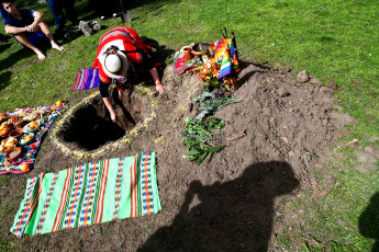 Buenos Aires, Argentina.- En las fotos tomadas el 31 de agosto del 2023, integrantes de pueblos originarios realizan la celebracion de la Pachamama en la Isla Martin Garcia. Con ofrendas, sahumos y sonidos de caracolas sagradas, pueblos originarios celebraron la Pachamama en este lugar considerado una "joya ambiental" en medio del Río de la Plata, con una ceremonia ancestral donde se abrió una boca en la tierra para convidarla con alimentos.