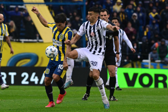 Rosario, Argentina.- En las fotos tomadas el 3 de septiembre del 2023, durante el partido entre Rosario Central y Talleres, de Córdoba en el Gigante de Arroyito, por la tercera fecha de la Zona A de la Copa de la Liga. Rosario Central venció 2 a 0 a Talleres. Los goles fueron convertidos por los volantes ofensivo Jaminton Campaz e Ignacio Malcorra, en el final del primer tiempo.